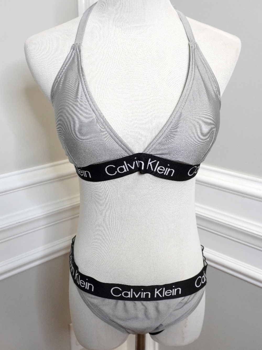 Calvin Klein Women's Standard Triangle Bra Top Removable Soft Cups, Size L